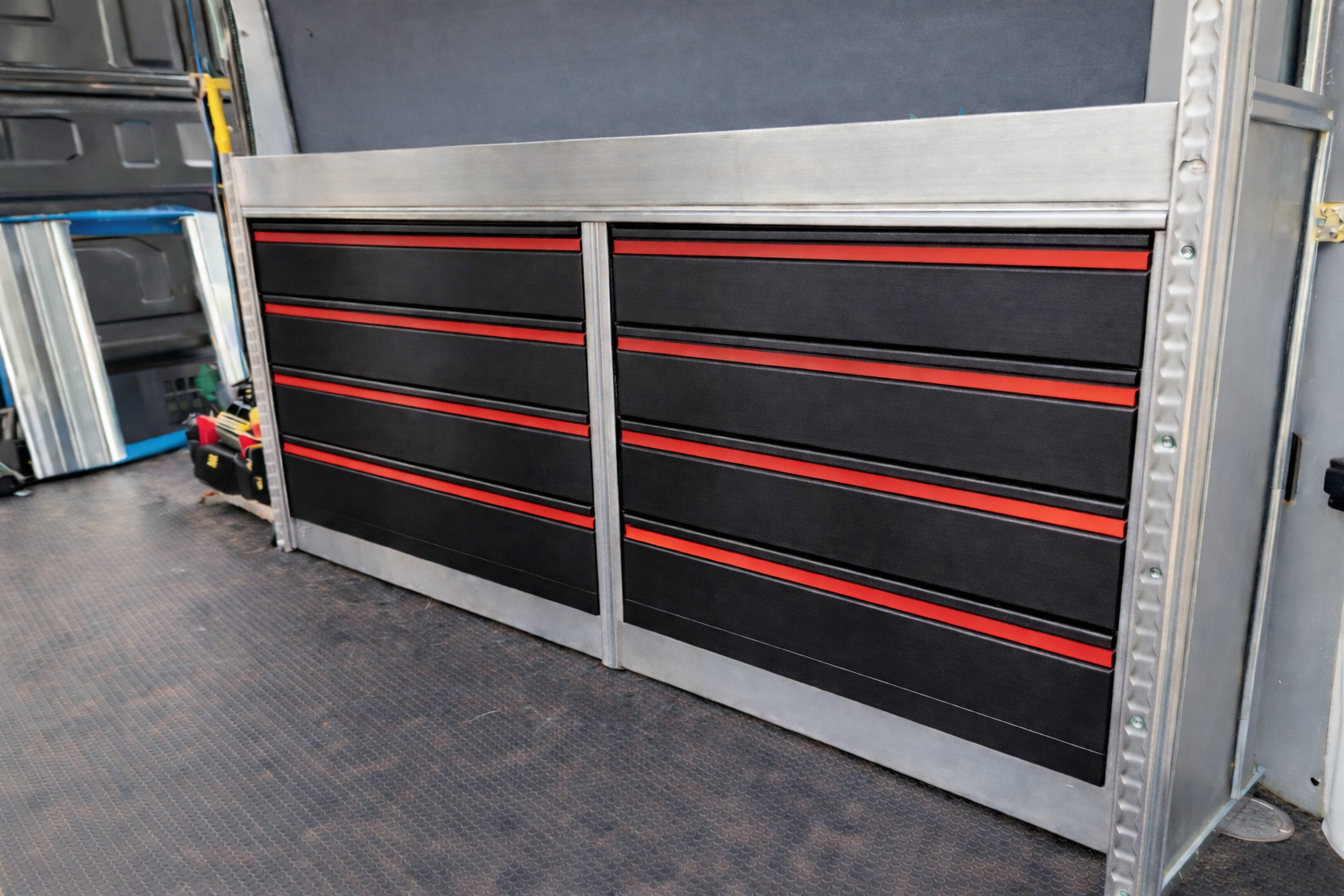 Mobiworx laden zwart met rood accent